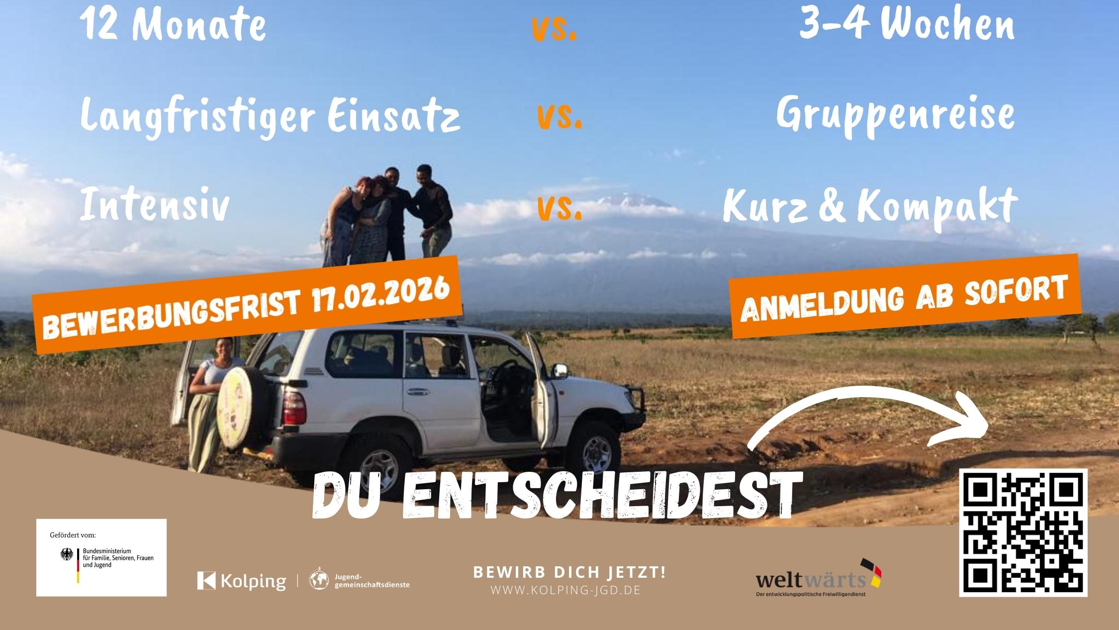 Jeep steht an der Straße, auf dem Dach drei Menschen. Dazu Informationen zum Freiwilligendienst und Workcamp mit QR Code