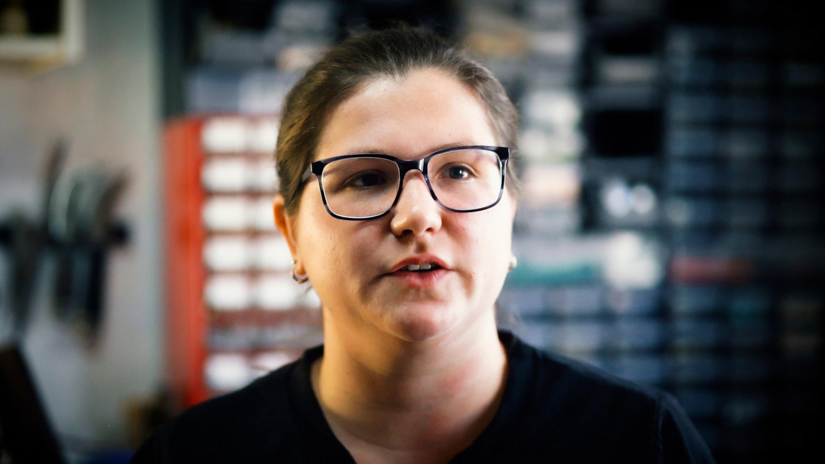 Bild einer jungen Frau in ihrer Werkstatt